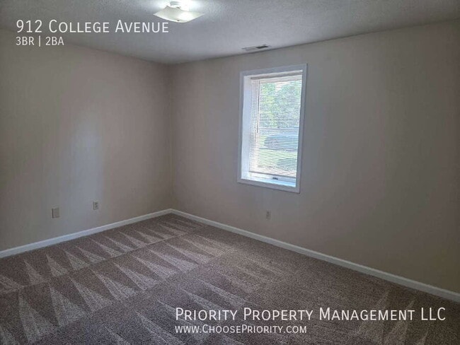 Building Photo - 912 College Ave