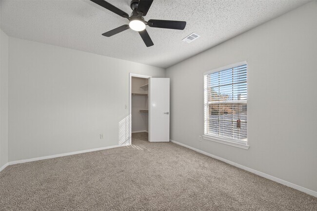 Building Photo - 21215 Park Bluff Dr