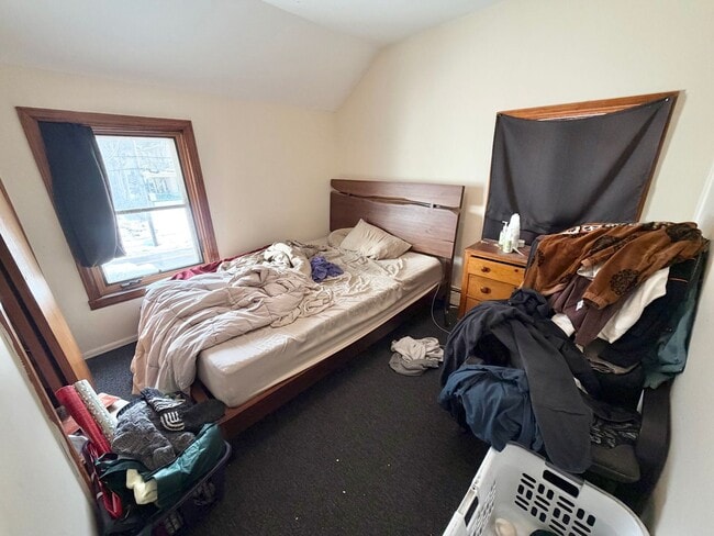 Building Photo - 203 Maple St