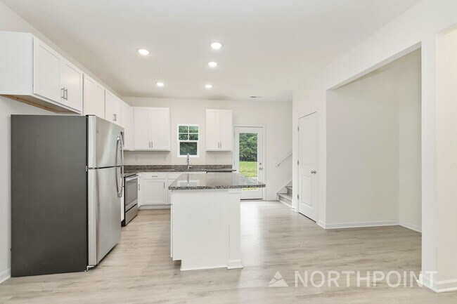 Building Photo - 3-Bedroom, 2.5 Bath Home for Rent in Winston-Salem, NC | Attached 1-Car Garage & Modern Kitchen