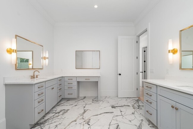 Building Photo - 909B Gale Ln