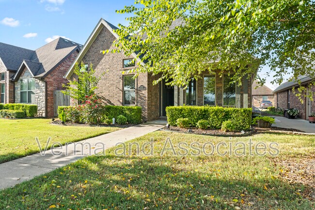 Building Photo - 3205 SW Riverstone Ave