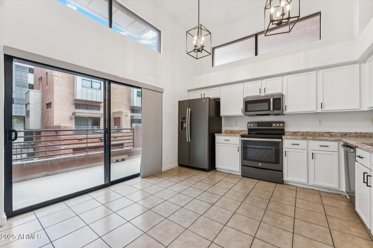Kitchen with skylights and large balcony - 330 S Farmer Ave
