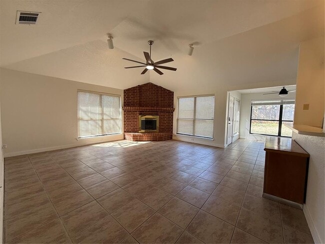 Building Photo - 2009 Dena Dr