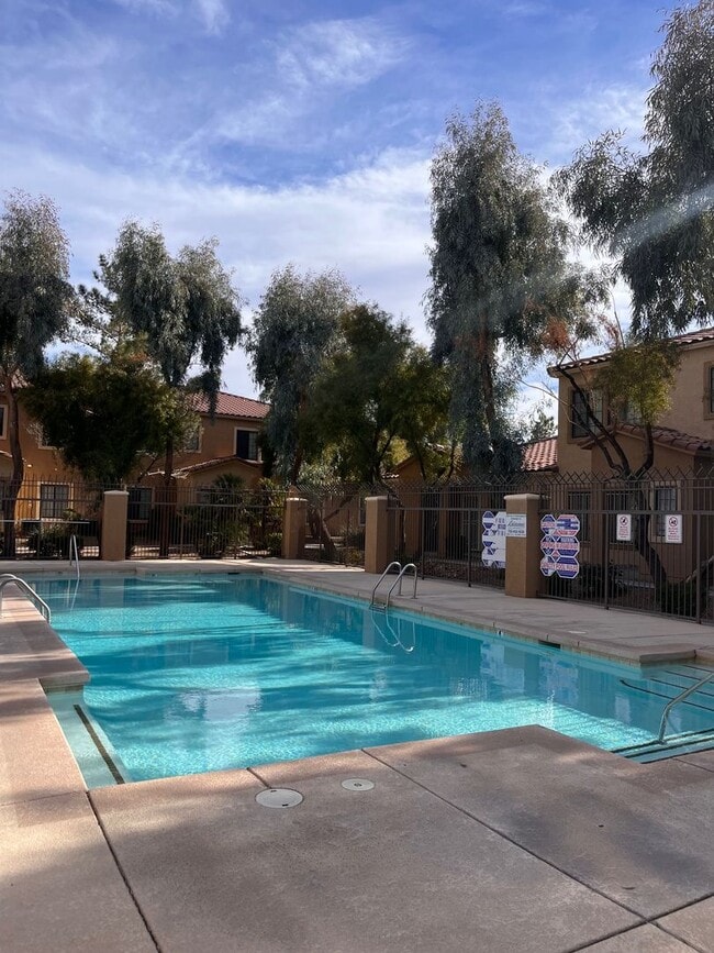 Building Photo - 2 Bedroom condo - Great Location