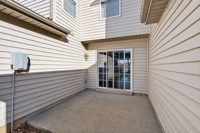 Building Photo - Spacious 3BR Townhome Across From Neighbor...