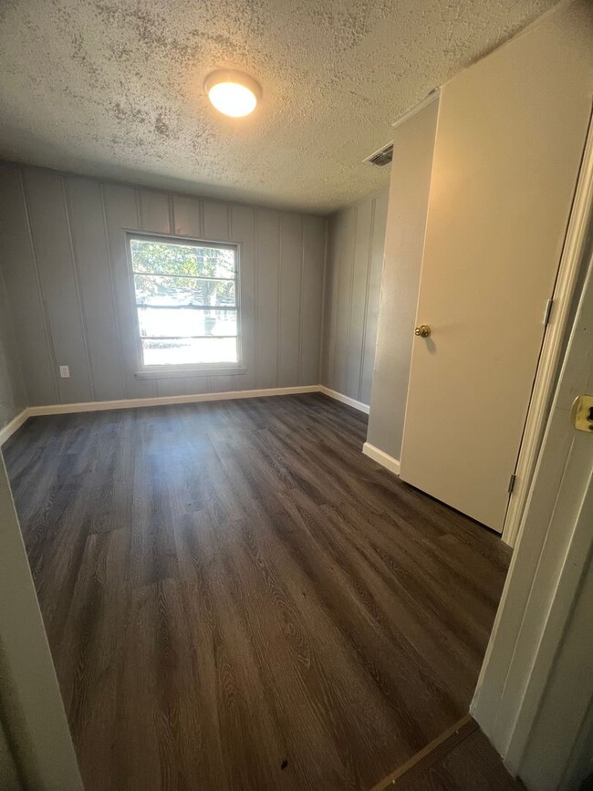 Building Photo - $925/mo $700 deposit $40 application fee