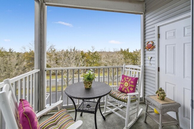Building Photo - Enjoy coastal living in this Rehoboth Beach apartment, perfectly situated near the boardwalk, bea...