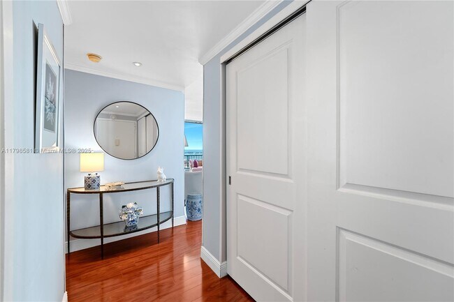 Building Photo - 1408 Brickell Bay Dr