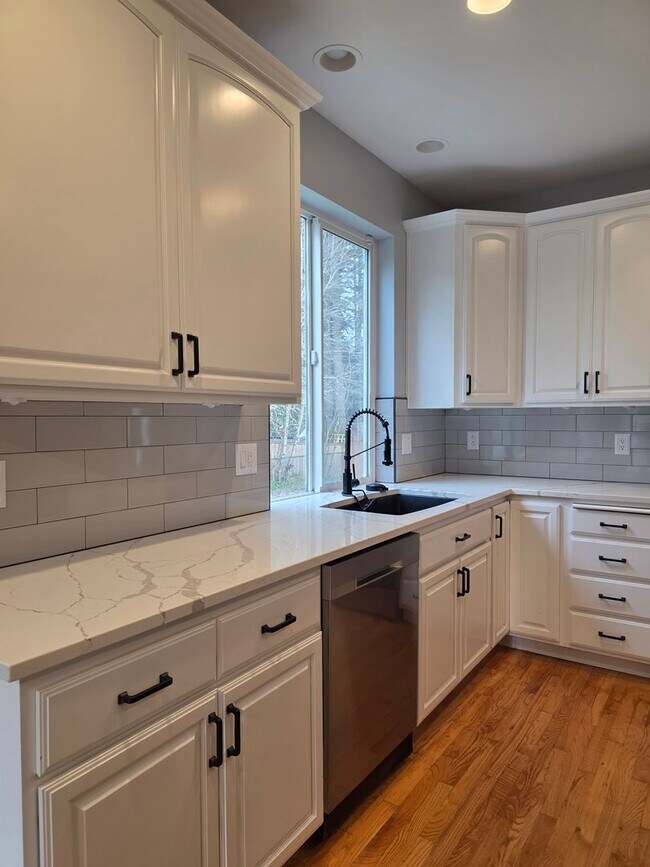 Building Photo - 4 Bedroom Home in Parkland Green!