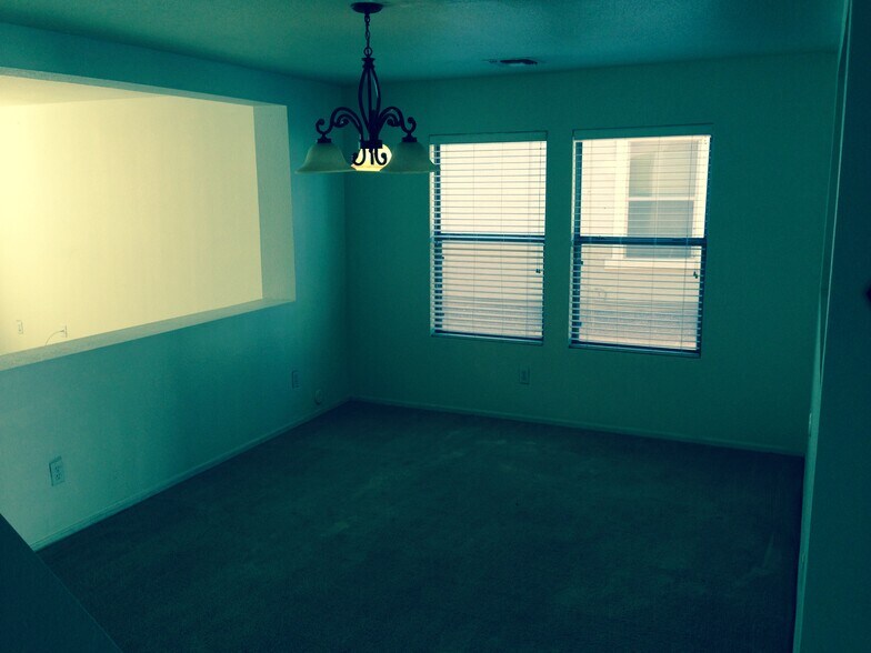 Building Photo - 722 N 112th Dr