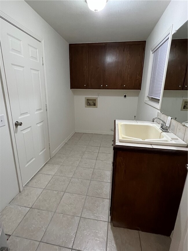 Building Photo - 1607 Mayflower Rd