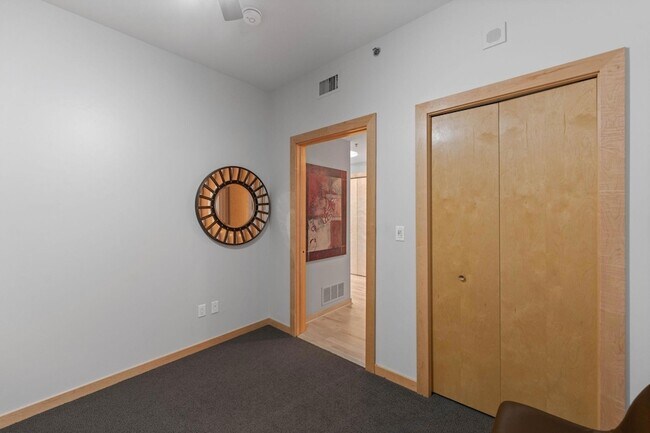 Building Photo - 215 10th Ave S
