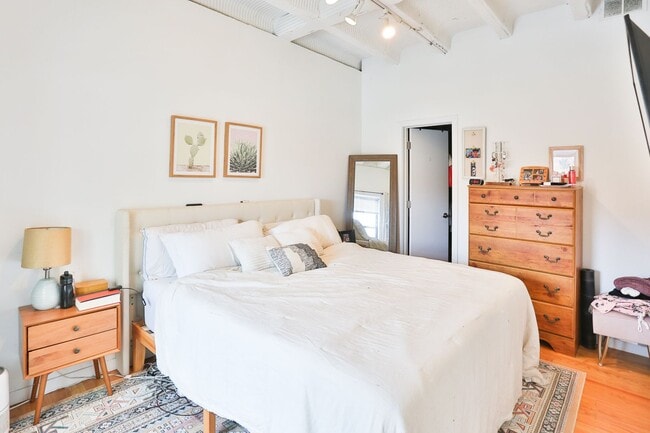 Building Photo - Wicker Park Huge 2 Bedroom Loft With Soaring Ceilings