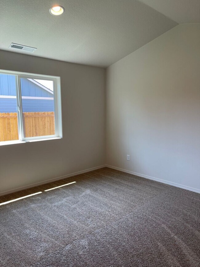 Building Photo - 1608 Zoe Ave
