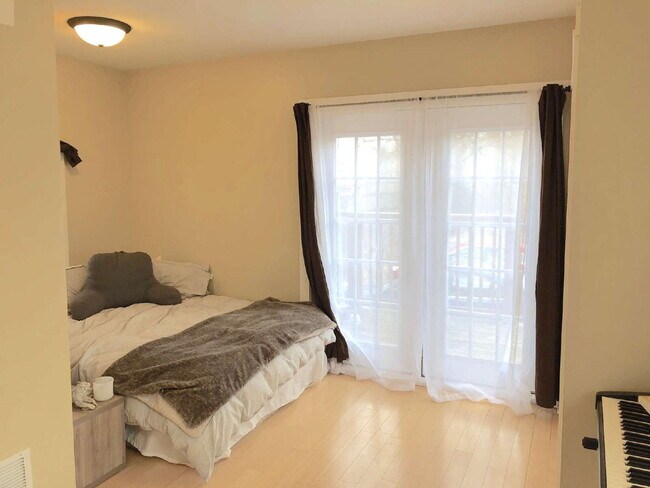 Building Photo - Spacious 4-Bedroom Retreat with Elegant Hardwood Floors in Minneapolis