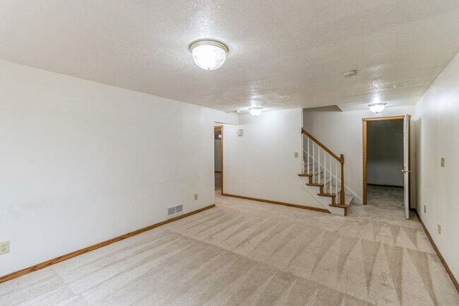 Building Photo - GREAT LOCATION IN COUNTRY CLUB!! 4 Bedroom, 3.5 Bathroom Home in Clive