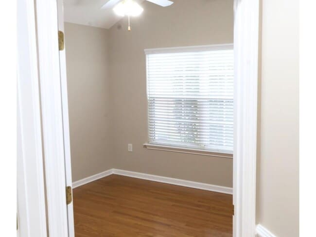 Building Photo - 3204 Village Ln