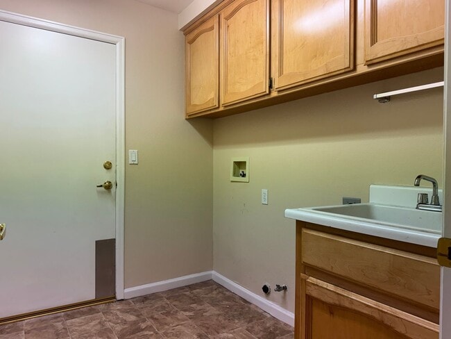 Building Photo - Beautiful Single Story Folsom home