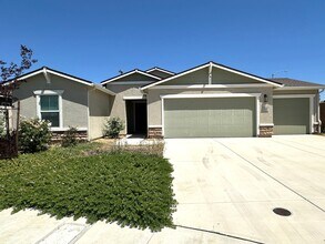 Building Photo - Beautiful Single Story Home Ready To Be Called Home!