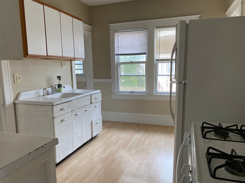 kitchen - 2915 N Farwell Ave