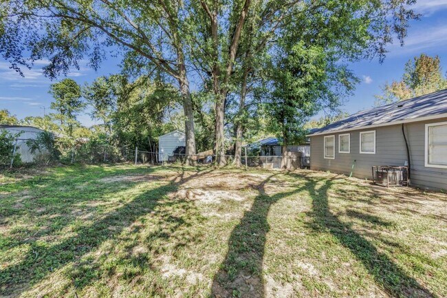 Building Photo - 4829 Bradford Dr