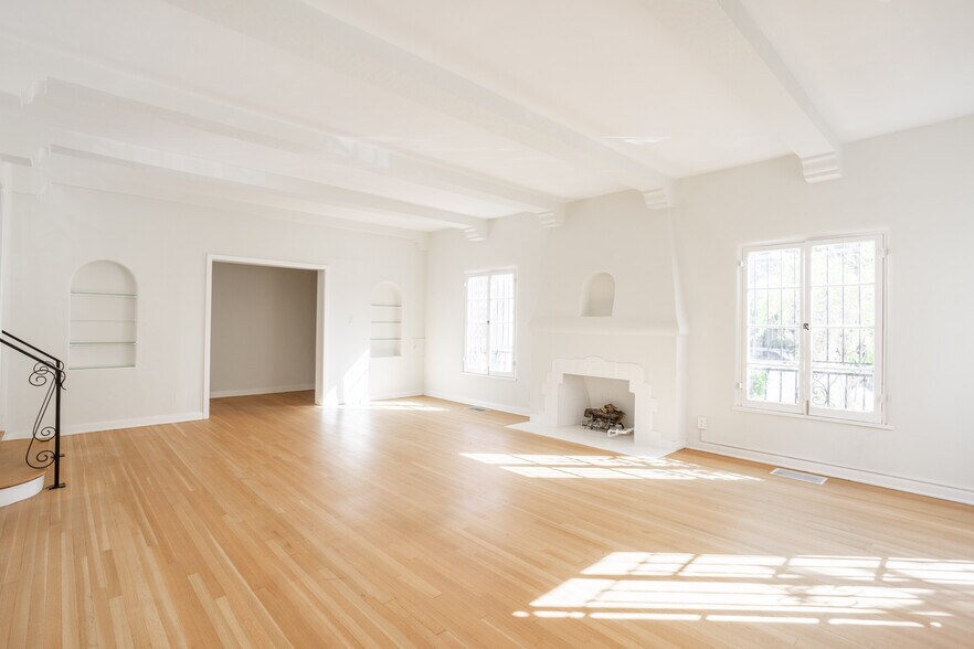 Building Photo - 165 S Mansfield Ave