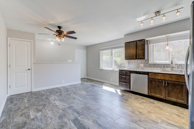 Building Photo - Renovated Pet Friendly House