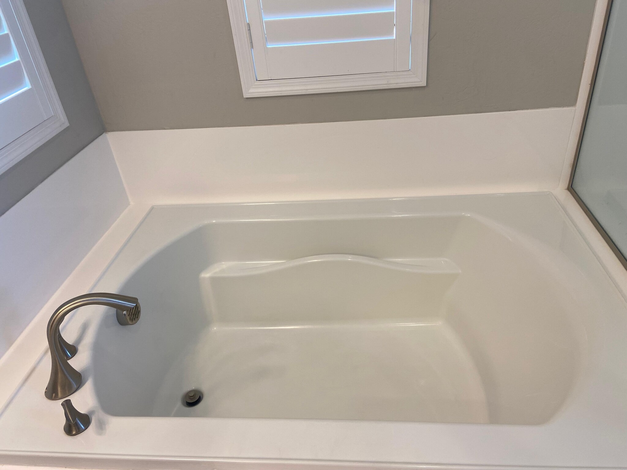 master soak in tub - 1326 N Zane Dr