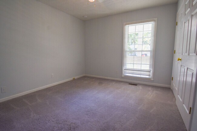 Building Photo - 3 Bedroom 2.5 Bathroom with a Bonus: Small...