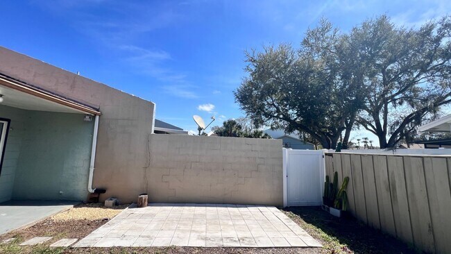 Building Photo - 2 Bedroom/1 Bath Townhome in Orlando!