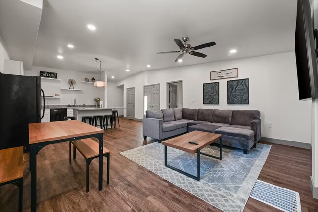 Building Photo - Fully Furnished Rental at Buffalo Springs Lake! All bills paid!