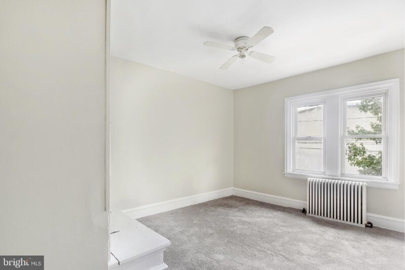 Building Photo - 613 W 10th St