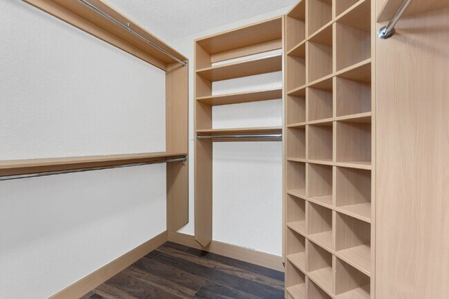 Building Photo - Stunning lakefront townhouse in gated Homestead community.