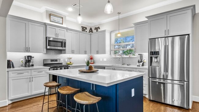 Building Photo - 833 Wakefield Dr