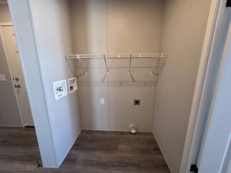 Building Photo - 1404 W Commodore Blvd