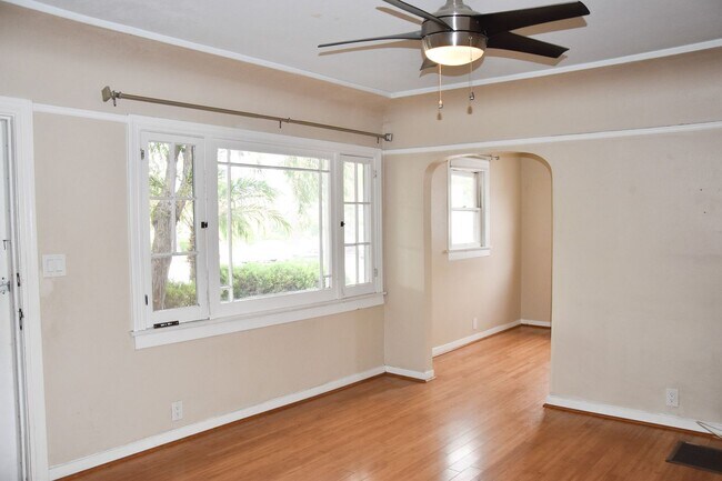 Building Photo - Palm (817-819)