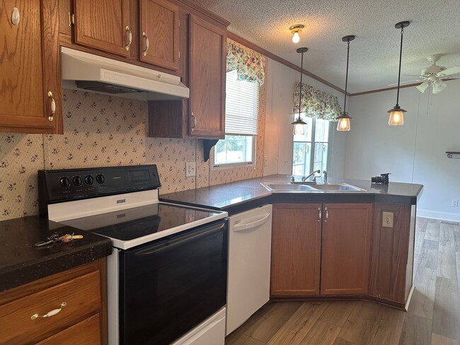 Building Photo - 4 bedroom 2 bathroom spacious home!