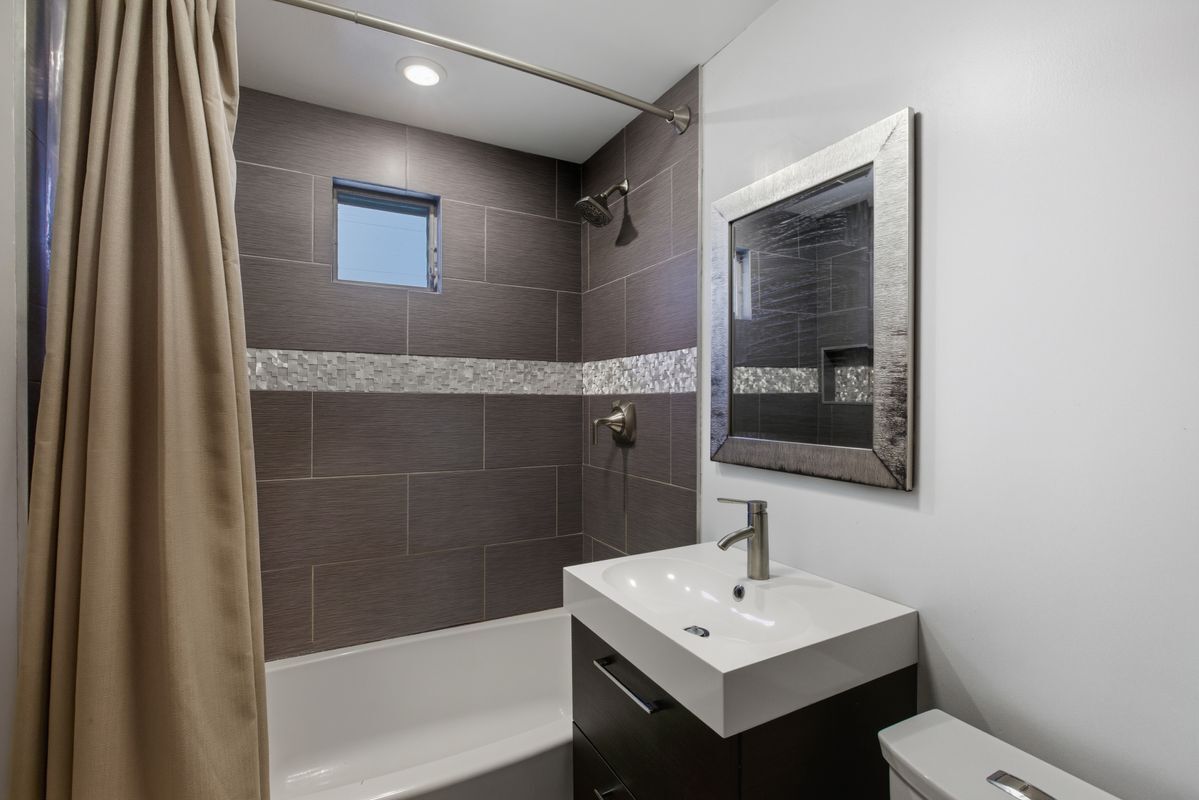 Building Photo - 5434 W Wrightwood Ave