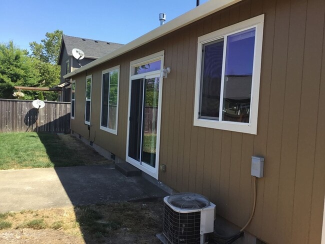 Building Photo - 3 Bedroom house in Bethel-Danebo Area