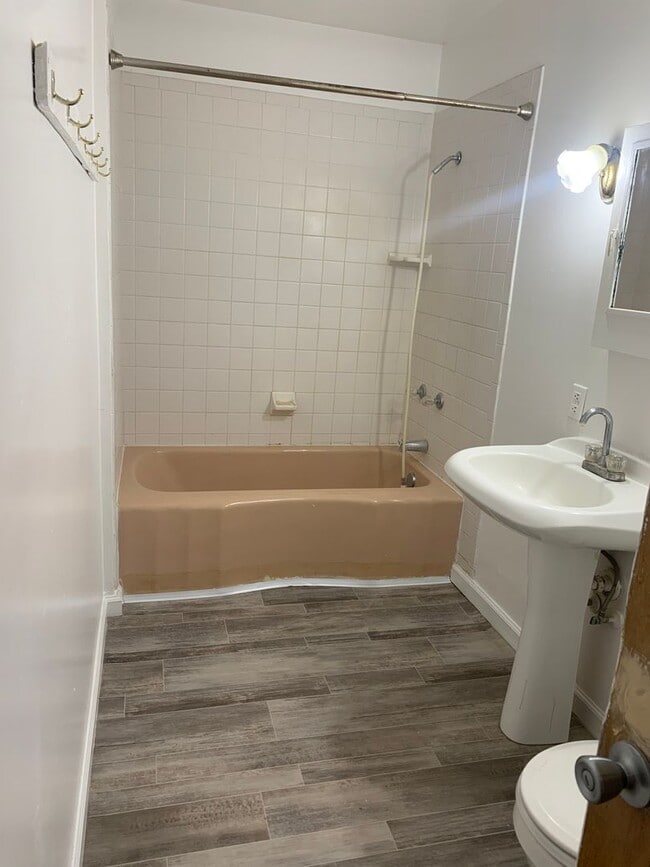 Building Photo - Large 4 bedroom, 2 bath home-Beautiful hom...