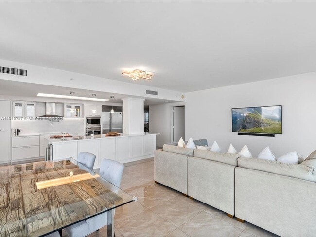 Building Photo - 1331 Brickell Bay Dr