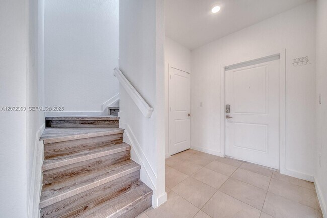 Building Photo - 1090 SE 23rd Ave