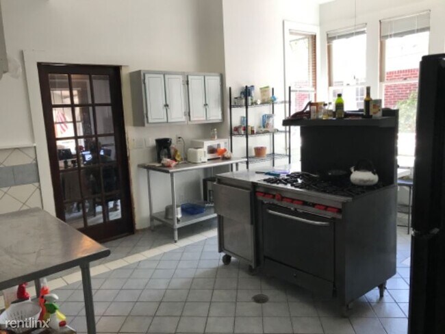 Building Photo - 1 br, 1 bath Apartment - 870 Greenwood Ave NE