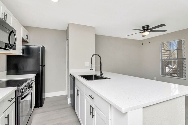 Building Photo - Ground Floor 1/1 with Den Newly Renovated