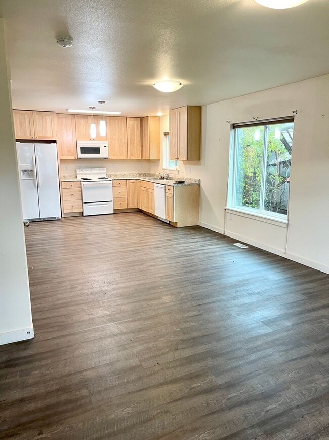 Building Photo - 410 Flower St