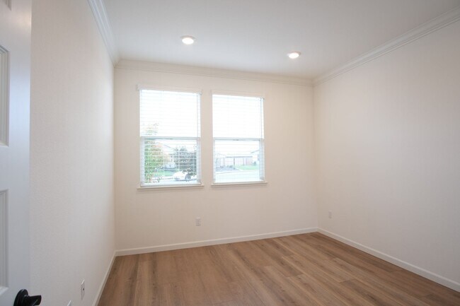 Building Photo - Stunning 4-bedroom 2.5 bathroom