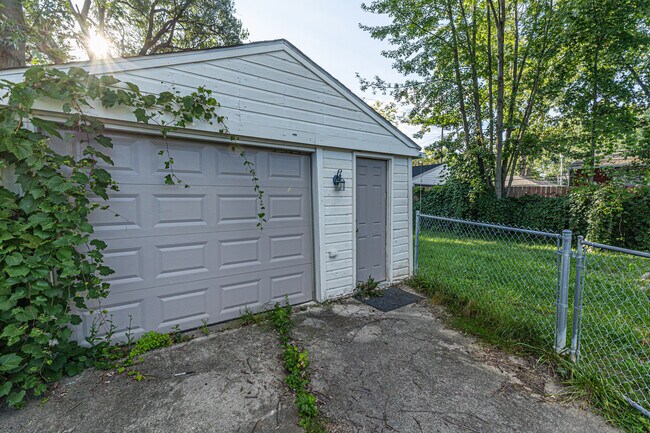 Building Photo - 3915 Linwood Ave