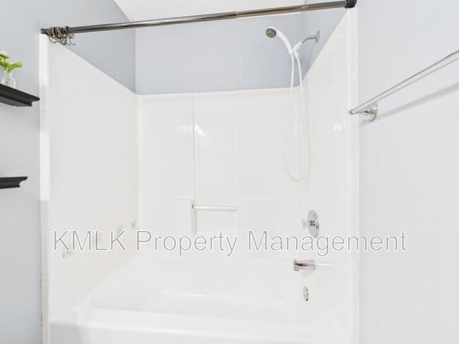 Building Photo - 411 Treeview Dr