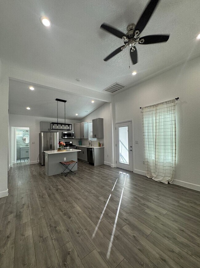 Building Photo - Beautiful 2 bd 2 ba with office! Home minutes from the Historic Pearl! AVAILABLE NOW!